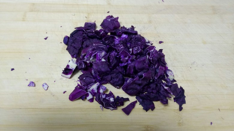 紫甘蓝牛肉香菇饺子
紫气东来,洗净切碎。