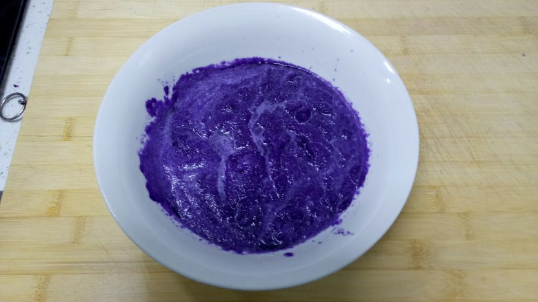 紫甘蓝牛肉香菇饺子
紫气东来,倒入碗中。