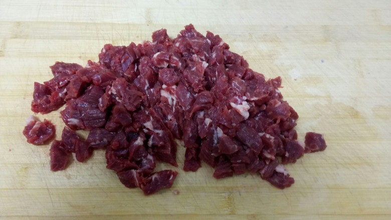 紫甘蓝牛肉香菇饺子
紫气东来,<a style='color:red;display:inline-block;' href='/shicai/ 216'>牛肉</a>洗净切碎。