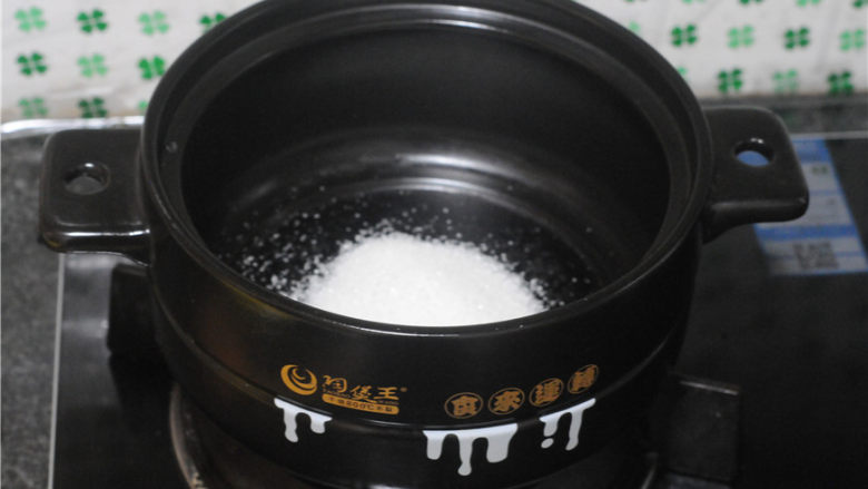 砂锅爆米花,倒入白糖,不停搅拌,直到白糖微微融化,关火,让余温将白糖完全融化