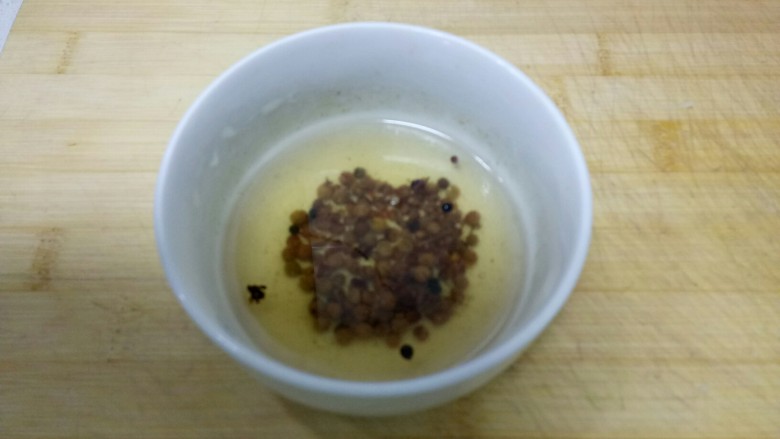 紫甘蓝牛肉香菇饺子
紫气东来,取1小碗放入<a style='color:red;display:inline-block;' href='/shicai/ 700'>花椒</a>,加入热水。