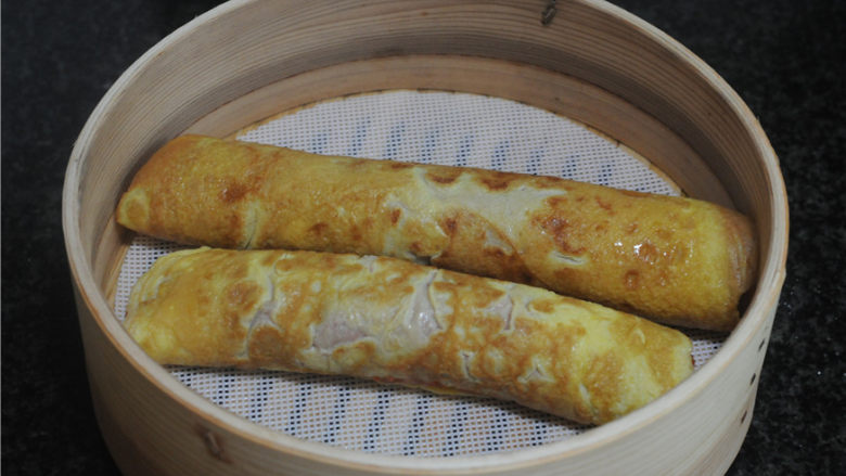 湖南+胡萝卜鸡蛋卷,两条都做好了,放入蒸笼备用
