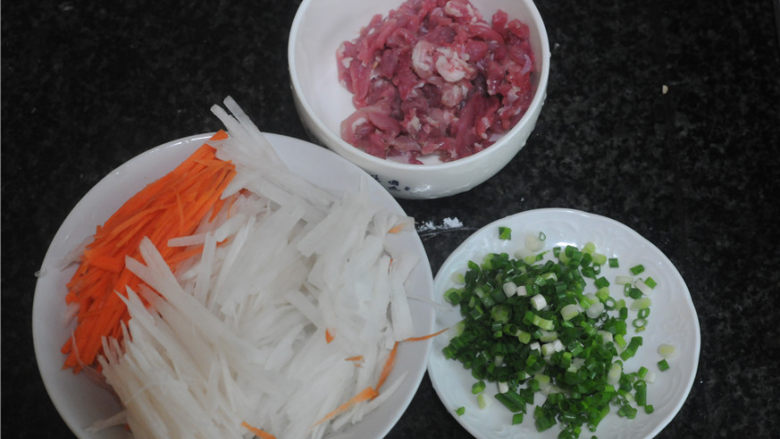 湖南+胡萝卜鸡蛋卷,汤的食材准备好,胡萝卜和白萝卜丝切好,葱切花
