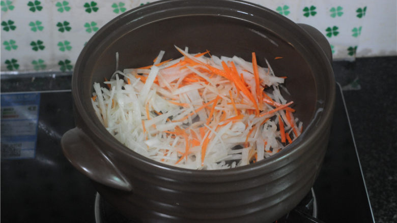 湖南+胡萝卜鸡蛋卷,砂锅放油,将萝卜丝炒软