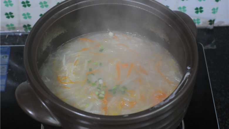 湖南+胡萝卜鸡蛋卷,将蒸笼端下来,萝卜丝里面加盐调味,撒上葱花即可出锅