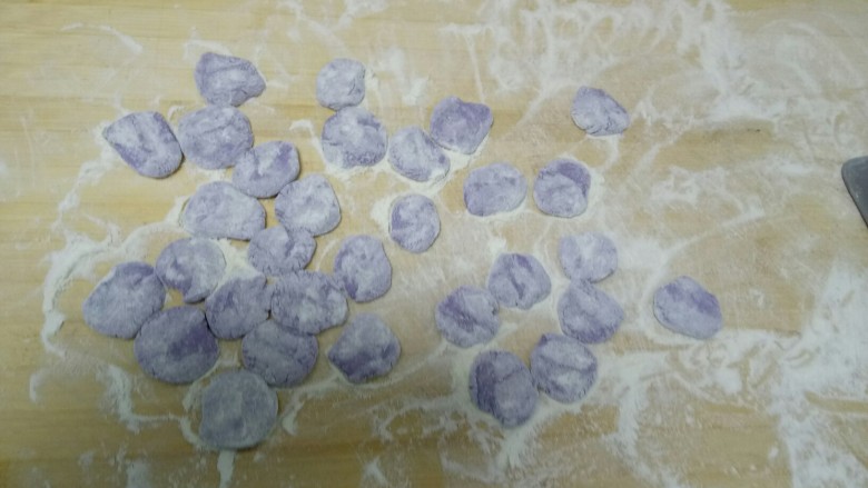 紫甘蓝牛肉香菇饺子
紫气东来,用手压扁。