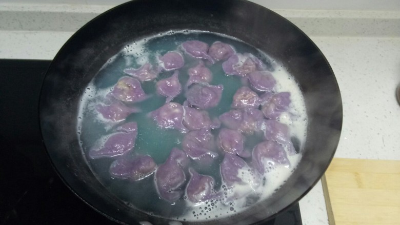 紫甘蓝牛肉香菇饺子
紫气东来,锅中放入适量水,水开后下入饺子,待饺子变色透明后捞出。