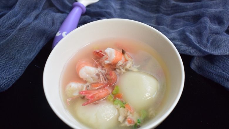 酸汤鲜肉汤圆,也可以做清汤汤圆,我加了三只虾,味道很鲜美。