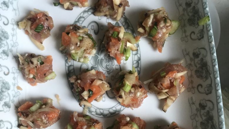 酸汤鲜肉汤圆,分成小剂子,放冰箱冷藏一会
