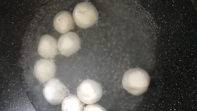 酸汤鲜肉汤圆,水烧开后放汤圆,大约煮8分钟