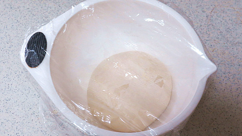 圣诞季【圣诞小鸡家族馒头】,揉成一个光滑的面团,放入干净的容器里,盖上保鲜膜,进行第一次发酵
