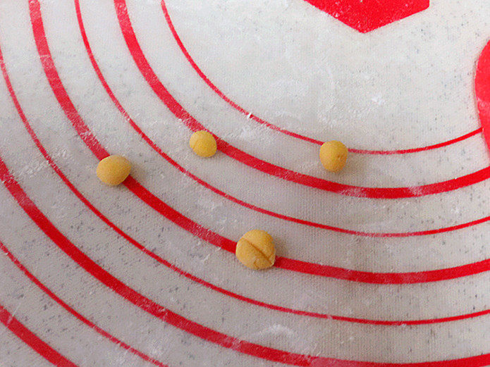 圣诞季【圣诞小鸡家族馒头】,再揪一点点黄色面团,揉圆之后用刮板切一道缝