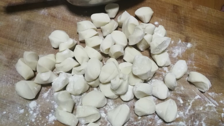 金鱼饺子,松弛后,将面团戳成长条,切成小剂子,撒少许干粉在案板上防粘