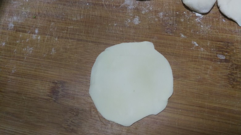 金鱼饺子,取一个小剂子,擀成圆形