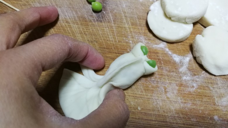 金鱼饺子,最后用手指在金鱼肚子和尾巴的连接处对捏一下,金鱼尾巴就变得立体起来了