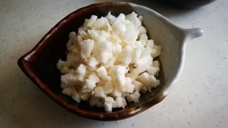 冬至的饺子~韭菜猪肉饺子,<a style='color:red;display:inline-block;' href='/shicai/ 35'>荸荠</a>去皮切碎 加入肉馅中
