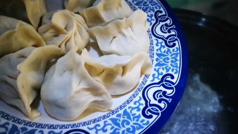 冬至的饺子~韭菜猪肉饺子,锅中水开 下饺子
