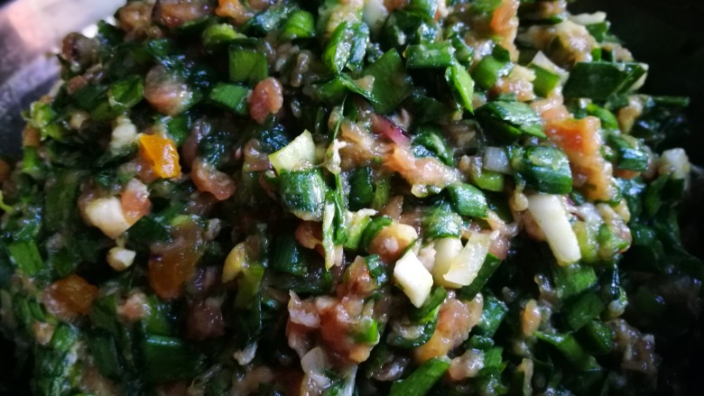 冬至的饺子~韭菜猪肉饺子,<a style='color:red;display:inline-block;' href='/shicai/ 116'>韭菜</a>切碎 放入肉馅中拌匀