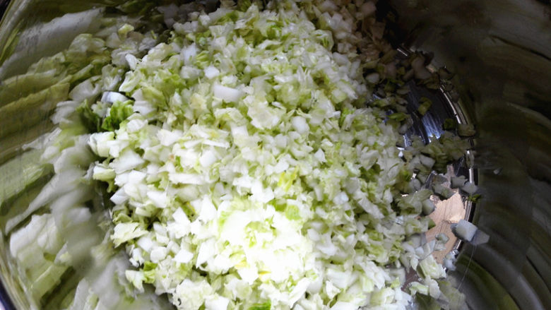 水饺,<a style='color:red;display:inline-block;' href='/shicai/ 114'>白菜</a>洗净,切成小碎块,
