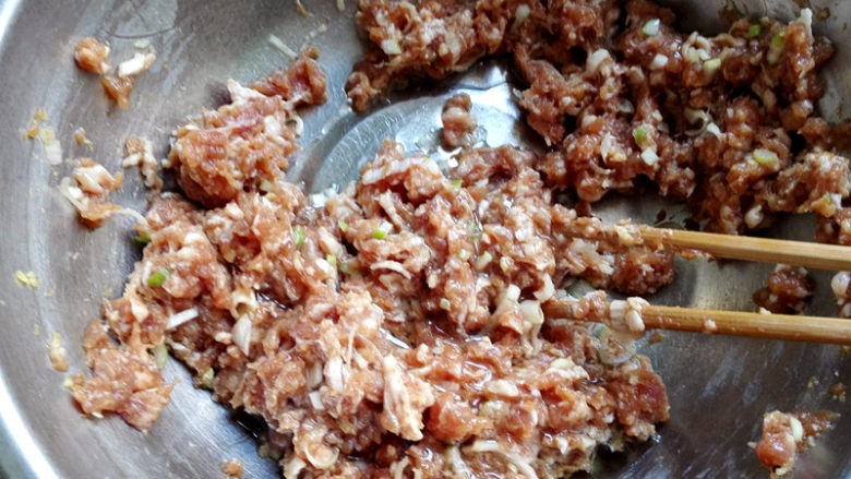 水饺,再加入20克油,拌匀,