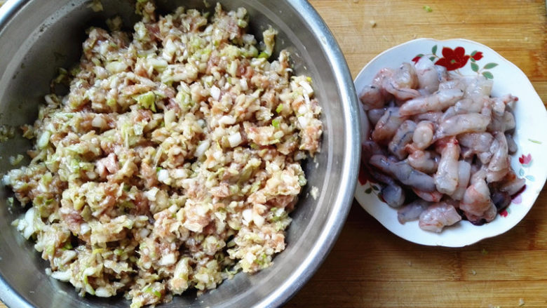 水饺,馅料就准备好了,虾仁是包一个放一个,