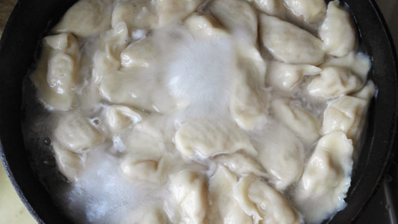 水饺,锅里加入适量清水为,大火,放一点盐,开锅后,把饺子放入锅中,用铲子从周围向中间推,防止粘锅,开锅后再加入半碗水,这样反复三次,饺子浮在水上面,而且膨胀起来了,就可以出锅了。