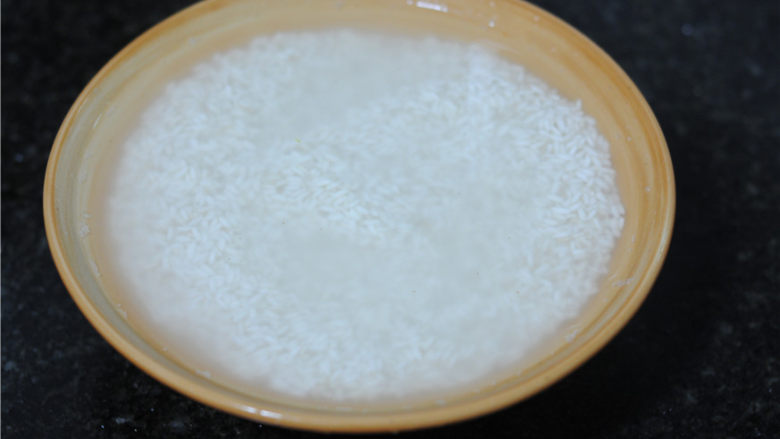 湖南+红糖甑糕,<a style='color:red;display:inline-block;' href='/shicai/ 498'>糯米</a>淘洗干净后,浸泡一晚上