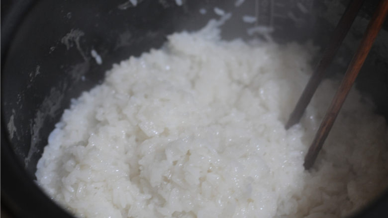 湖南+红糖甑糕,浸泡好的糯米倒入电饭锅中加水煮(水不要太多,稍微高出大米一点点即可)煮开后立刻用筷子快速搅拌,直到将糯米煮至粘稠
