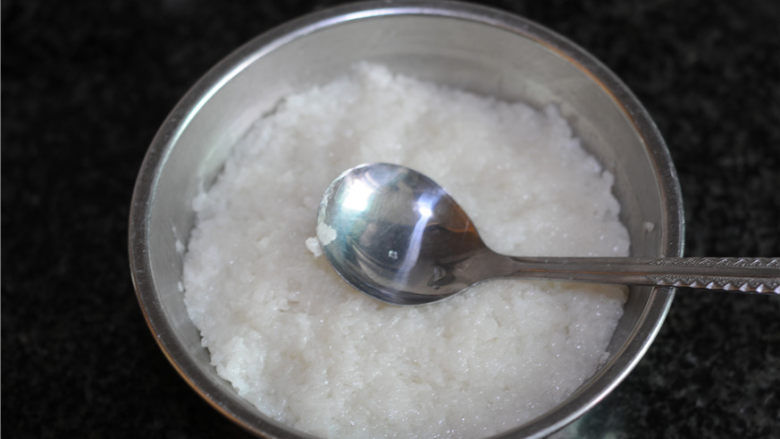 湖南+红糖甑糕,半熟的糯米饭填在红枣上,用小勺子压紧,尽量不要让米饭中间有空洞