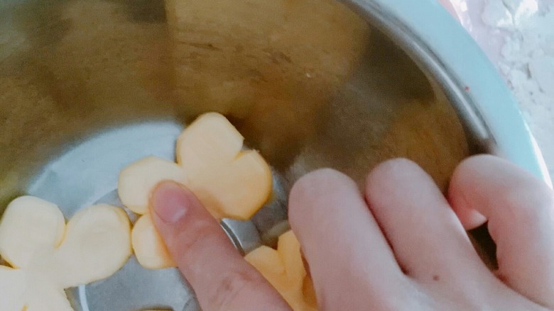 黄油饼干(少油少糖版),待黄油用手指按有坑即可打发