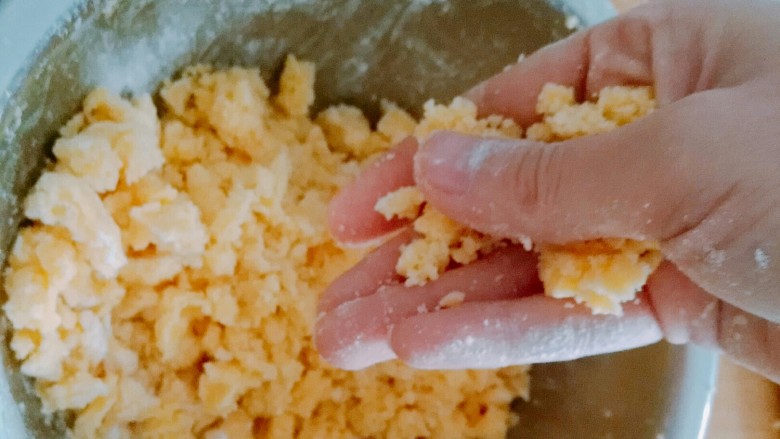 黄油饼干(少油少糖版),加入最后一点面粉后用手抓