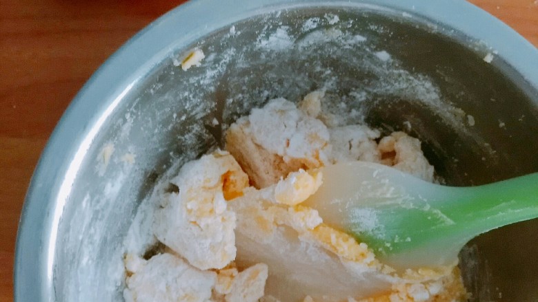 黄油饼干(少油少糖版),用刮刀切拌,翻拌均可,不要用手像揉面一样揉,以免起筋