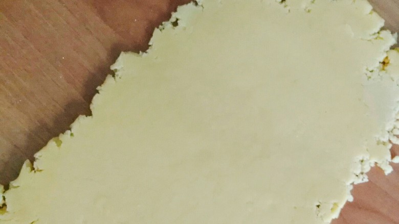 黄油饼干(少油少糖版),用擀面杖擀成薄片,厚度可以根据自己需要