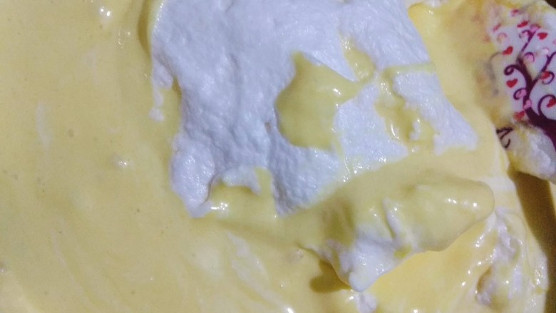 fluff圣诞草莓富士山
安安原创食谱,把蛋黄糊一次性加入蛋白霜里(因为使用了fluff打发蛋白,蛋白霜的稳定性超强,不用分两至三次加入分次混合,这就是fluff超强的稳定性带来的操作简单,制作时间节省)