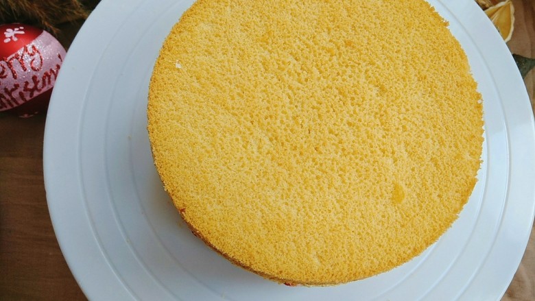 fluff圣诞草莓富士山
安安原创食谱,烘烤结束后立刻用防烫手套把模具取出来,震模具两下,倒扣凉网上晾凉,等戚风蛋糕完全凉透脱模,我喜欢徒手脱模,也可以利用脱模针脱模。