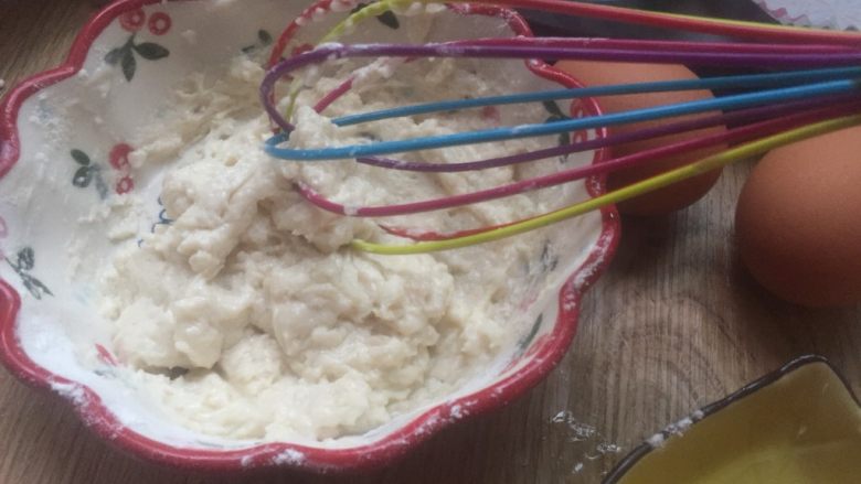 酸奶蛋糕
,<a style='color:red;display:inline-block;' href='/shicai/ 140122'>玉米油</a><a style='color:red;display:inline-block;' href='/shicai/ 885'>酸奶</a> 糖（黄）搅拌均匀
彻底均匀 看不到油才行
筛入<a style='color:red;display:inline-block;' href='/shicai/ 548'>低筋面粉</a> （面粉过筛容易混合）
搅拌均匀 过度搅拌容易生筋
导致最后蛋糕回缩