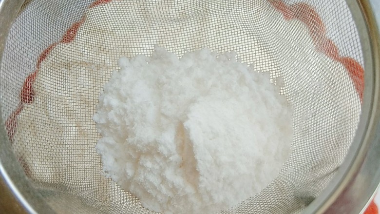 fluff圣诞草莓富士山
安安原创食谱,最后随意筛上点防潮糖粉。