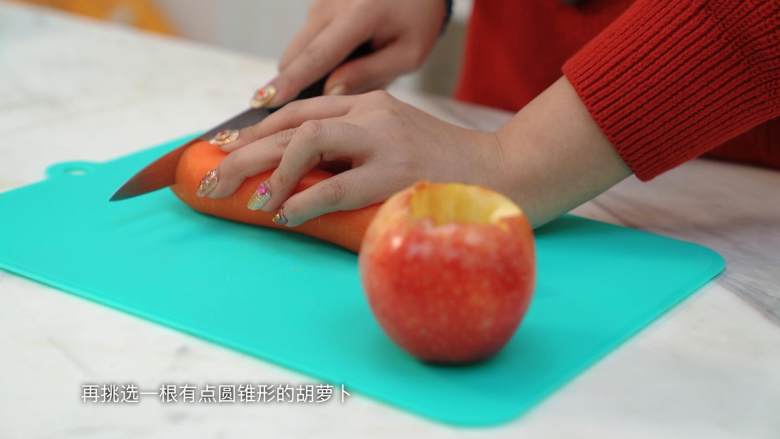 圣诞夜没有大餐?那就吃圣诞树吧!,将<a style='color:red;display:inline-block;' href='/shicai/ 591'>苹果</a>的顶端挖开