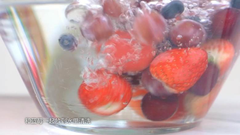 圣诞夜没有大餐?那就吃圣诞树吧!,和<a style='color:red;display:inline-block;' href='/shicai/ 623'>蓝莓</a>一起放到水中清洗
