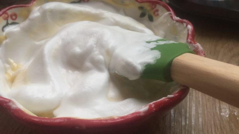 酸奶蛋糕
,取一勺蛋白霜与蛋黄糊混合不要搅拌用翻拌的手法混合均匀