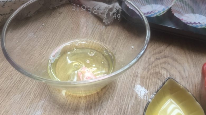 酸奶蛋糕
,蛋白需装在无水无油的碗里 也不能有一点蛋黄 分三次加糖打发蛋白