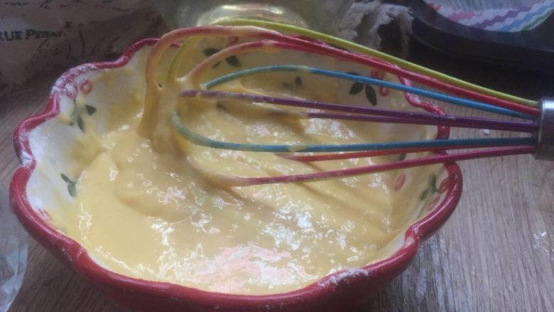 酸奶蛋糕
,加入蛋黄搅拌到无颗粒