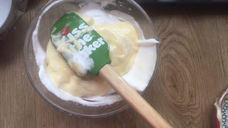 酸奶蛋糕
,拌好的面糊倒回蛋白霜里 翻拌均匀


