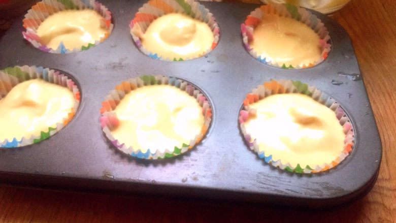 酸奶蛋糕
,倒进纸杯里九分满 振出大气泡