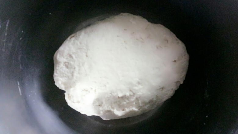 冬至之羊肉馅饺子,揉匀,醒十分钟后再揉成光滑的面团,醒半个小时