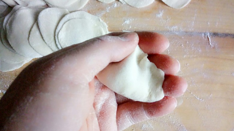冬至之羊肉馅饺子,大拇指向下压,两手合拢向内挤