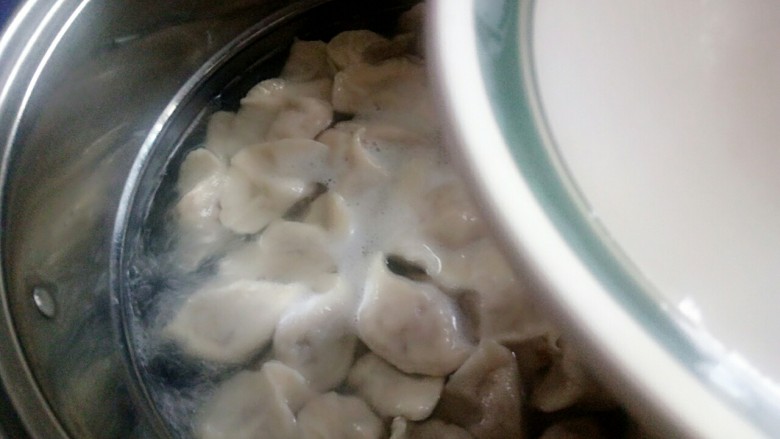 冬至之羊肉馅饺子,水开了点水,开三点三,煮好后捞出来
