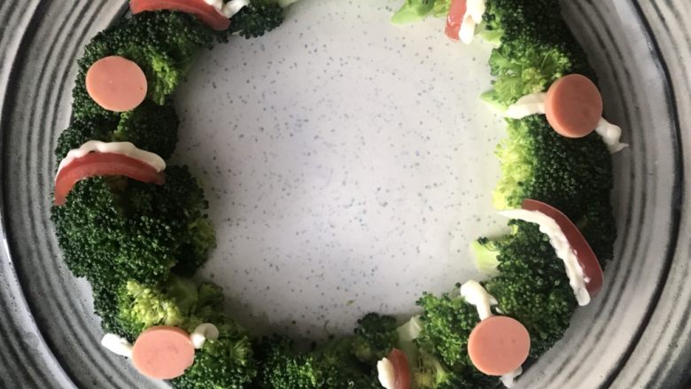 油炸汤圆,加圣女果和火腿肠,摆个圣诞花环