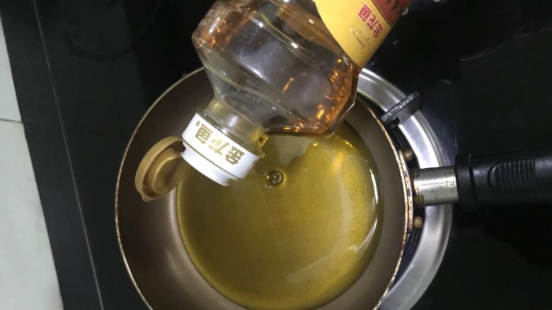 油炸汤圆,锅内倒入食用油,烧到六七成热,放入汤圆
