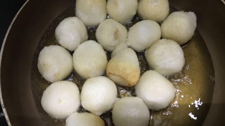 油炸汤圆,中火慢慢炸到膨胀,筷子轻易能刺穿,就是熟了